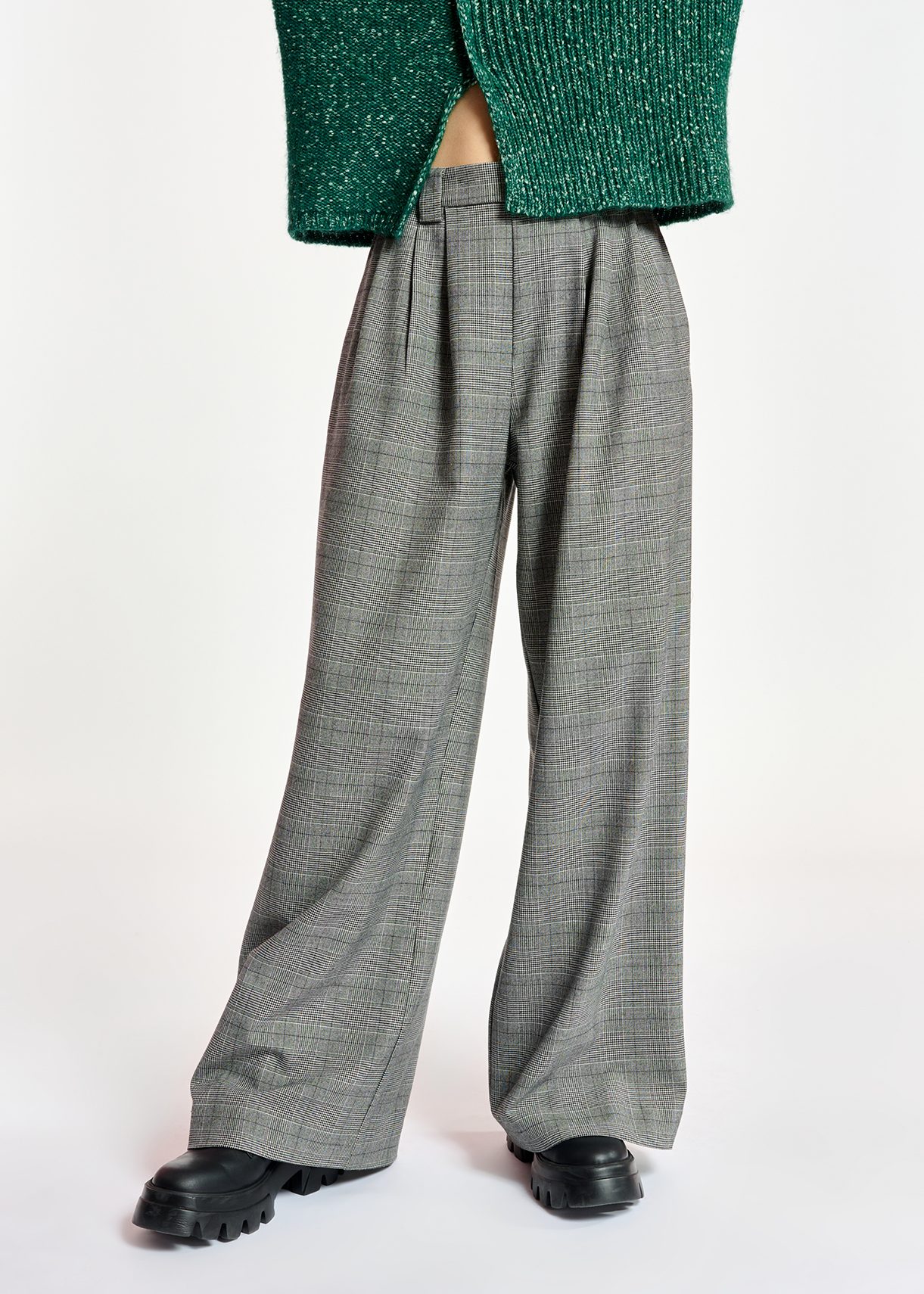 Grey wide-leg pants with check motif