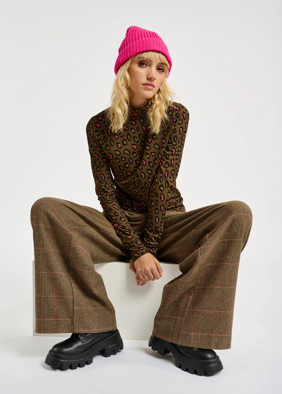 Khakifarbenes Rollkragentop mit Leoparden-Print