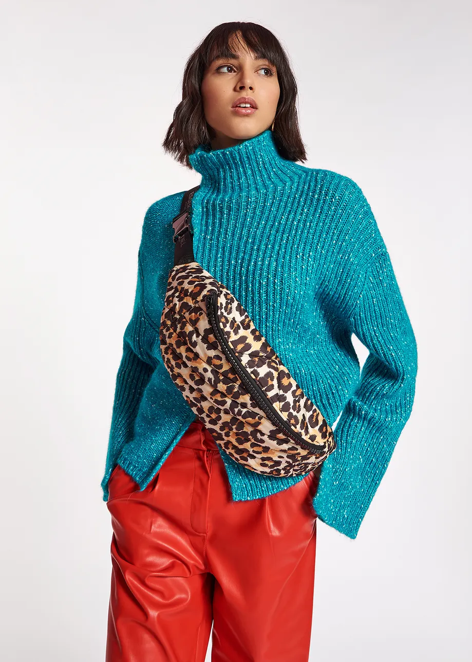 Leopard-print quilted shoulder bag