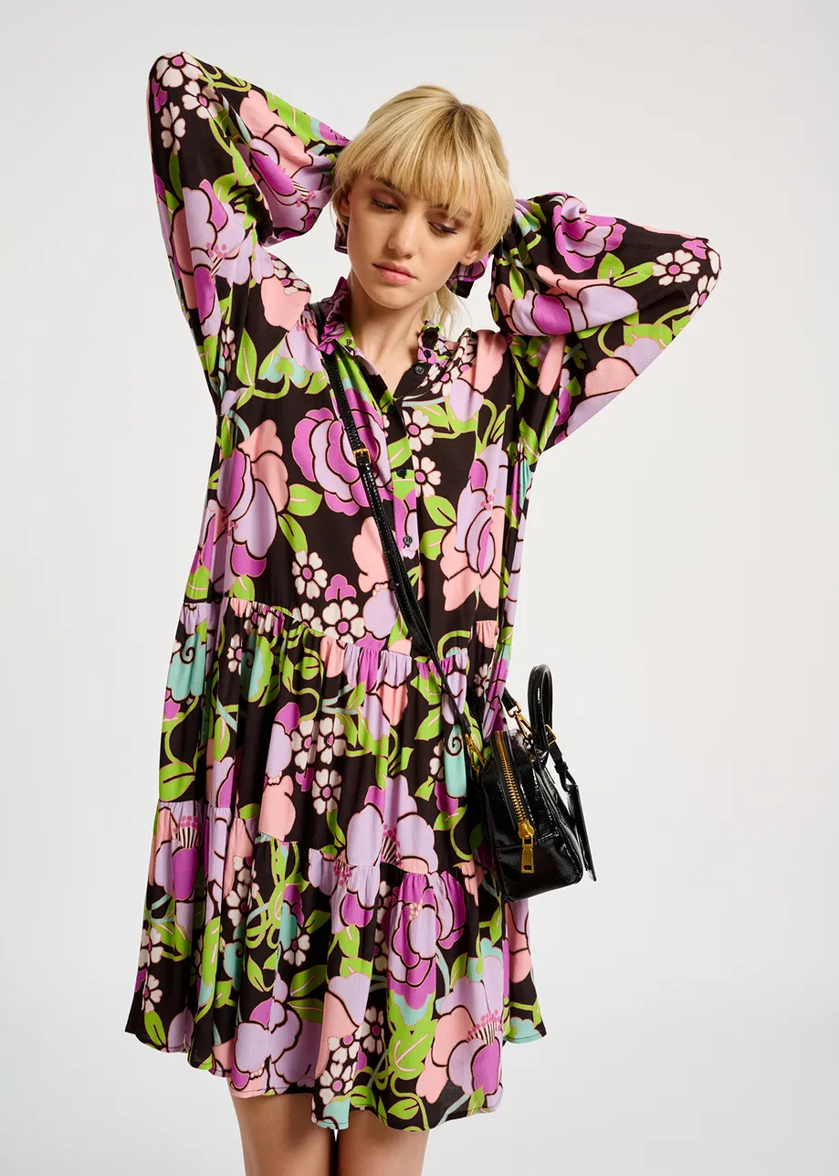 Zwarte midi-jurk met volants en bloemen