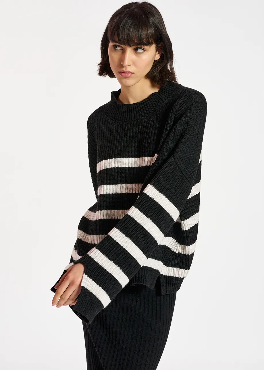 Schwarz-weiß gestreifter Oversized-Strickpullover