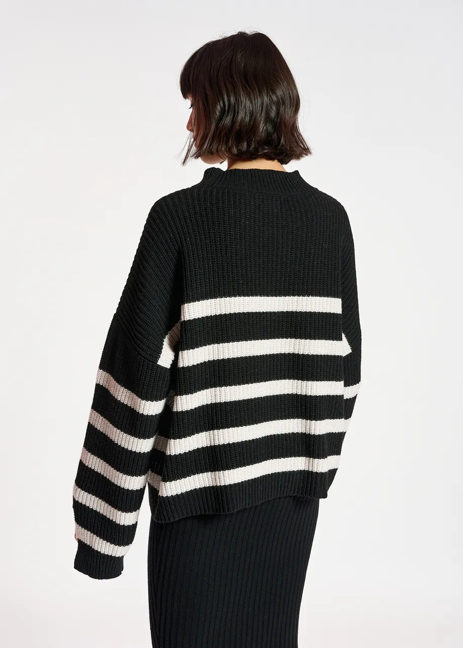 Schwarz-weiß gestreifter Oversized-Strickpullover