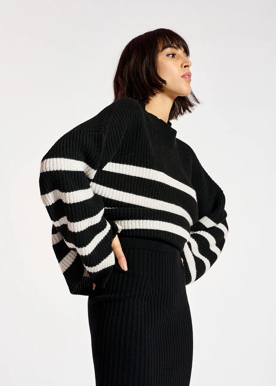 Schwarz-weiß gestreifter Oversized-Strickpullover