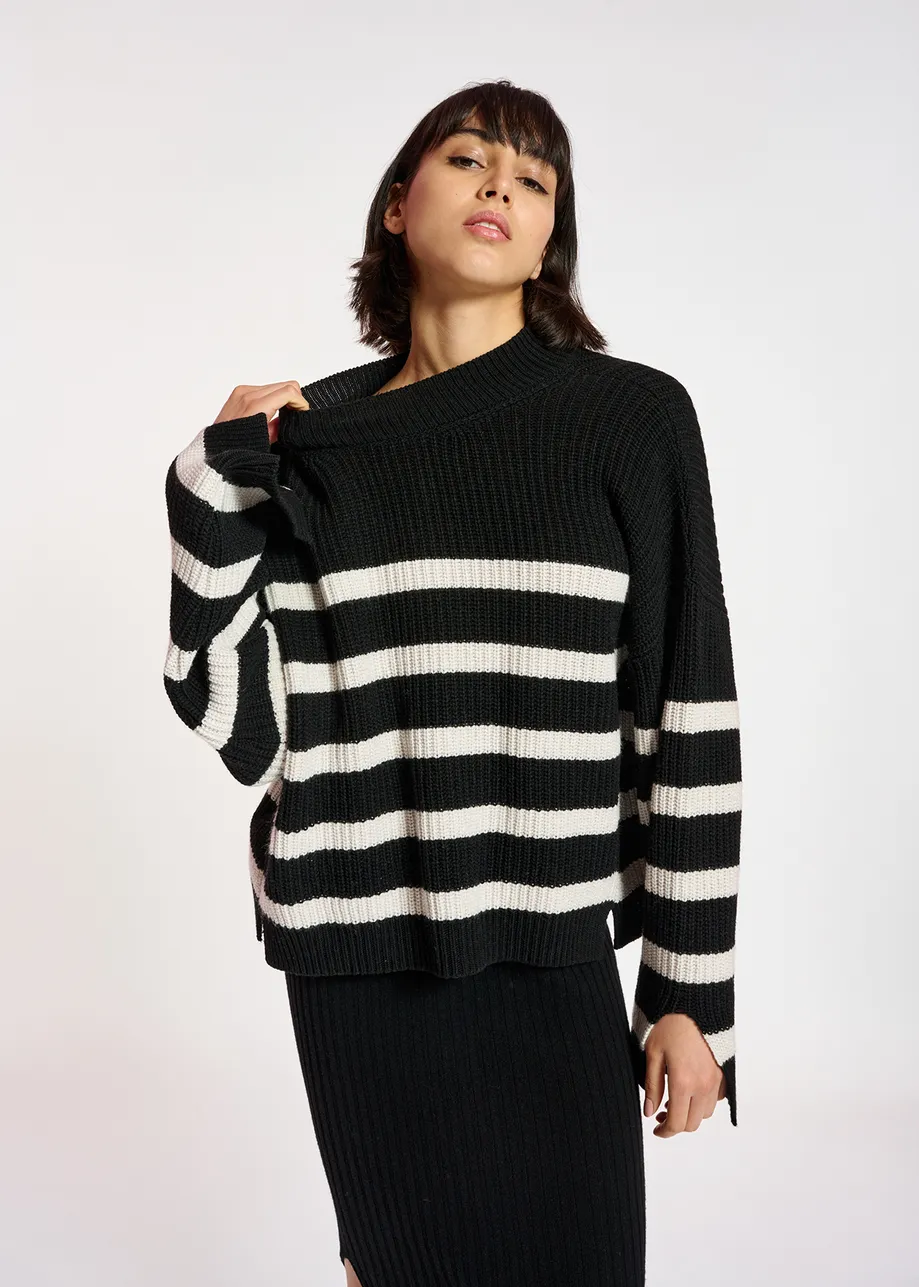 Schwarz-weiß gestreifter Oversized-Strickpullover