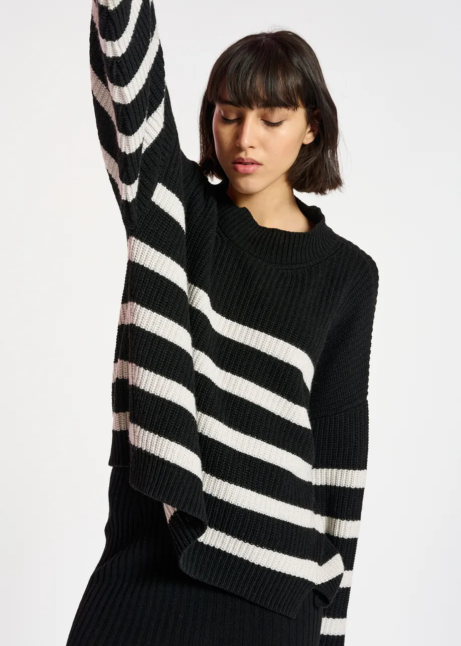 Schwarz-weiß gestreifter Oversized-Strickpullover