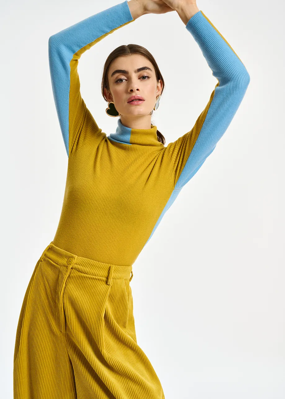 Pull à col roulé en tricot bicolore ocre et bleu