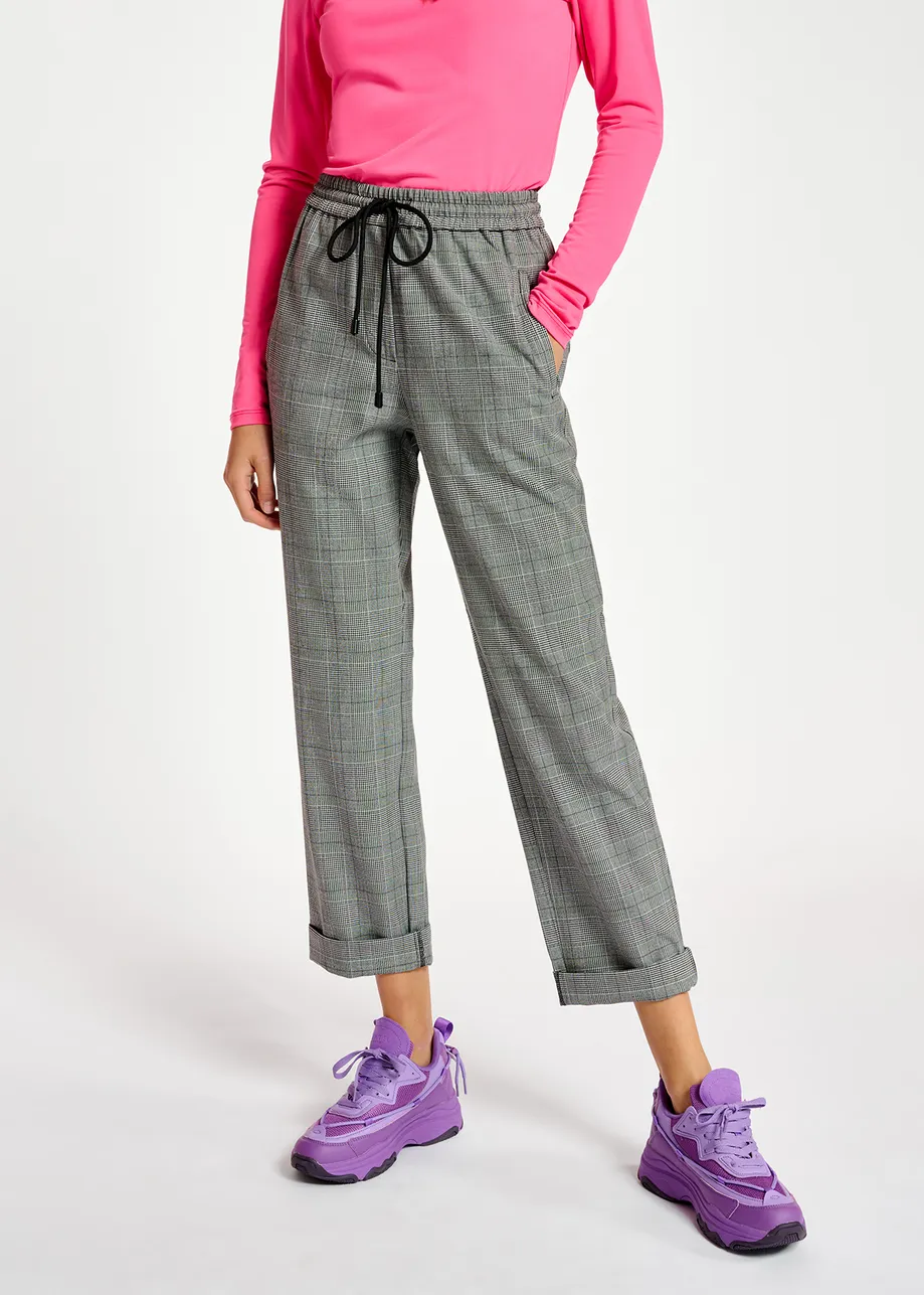 Grey pants with check motif