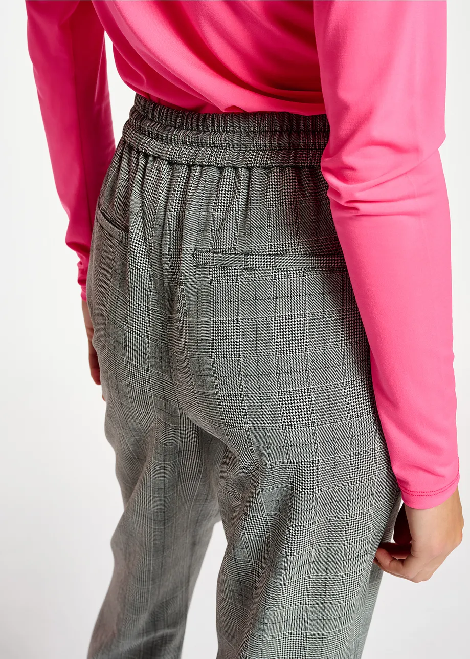 Grey pants with check motif