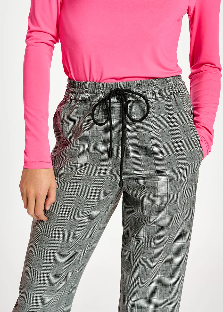 Grey pants with check motif