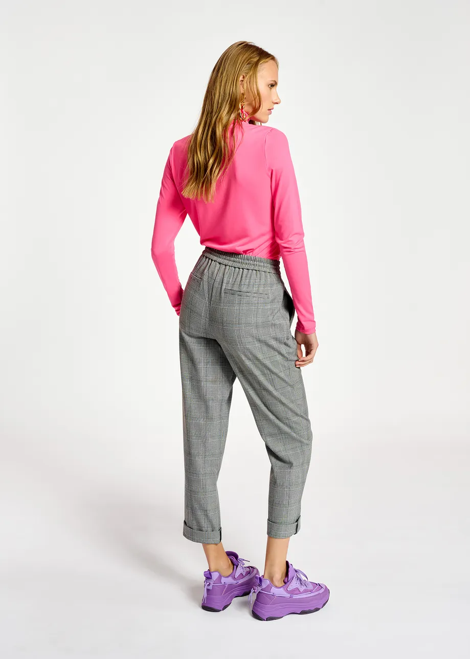 Grey pants with check motif