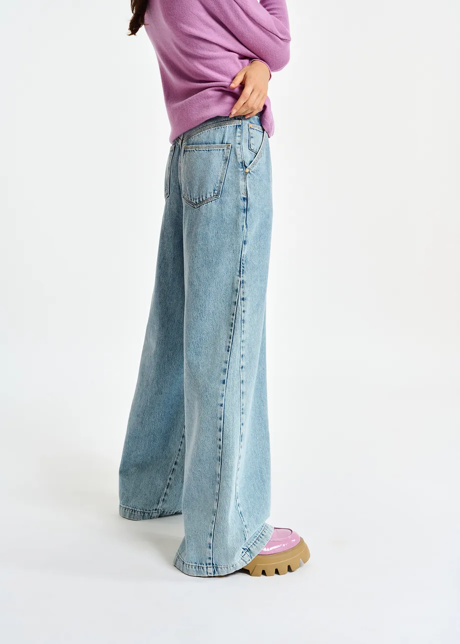 Blaue Jeans mit weitem Bein