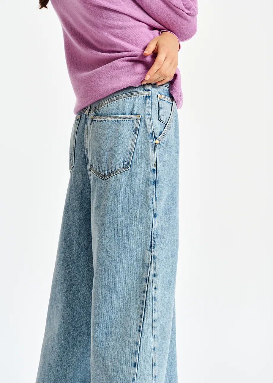 Blaue Jeans mit weitem Bein