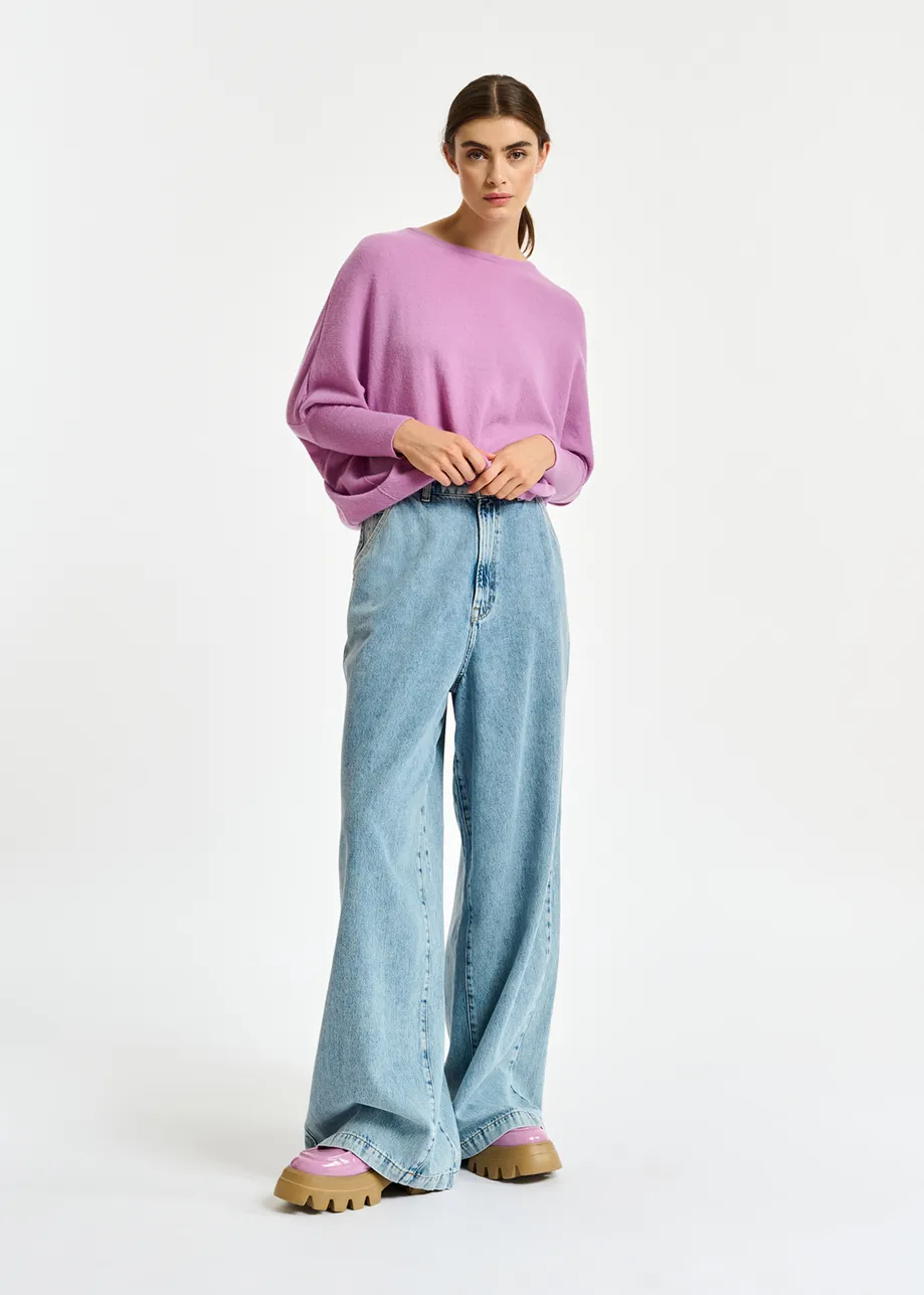 Blaue Jeans mit weitem Bein