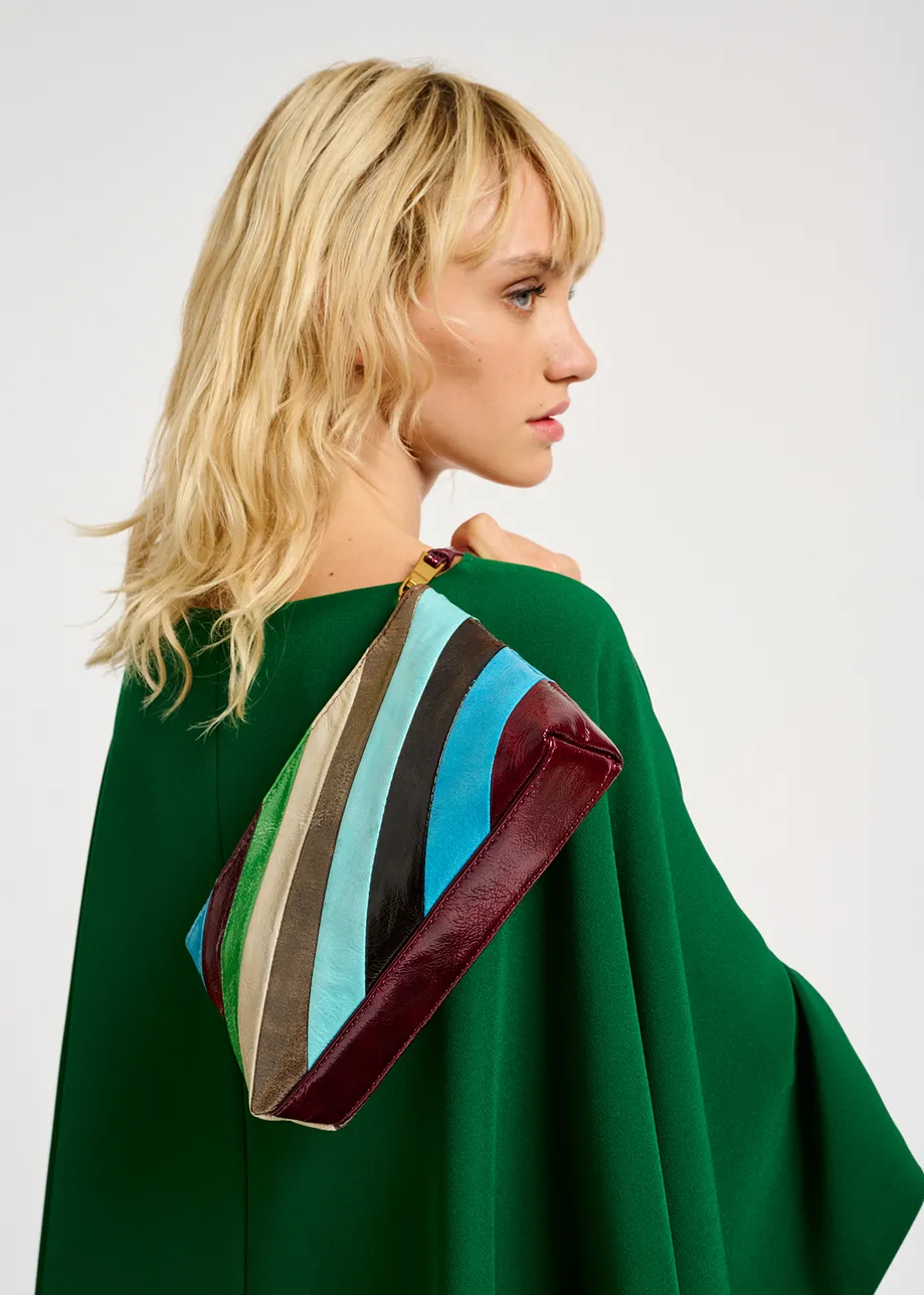 Glanzende clutch met blauwe, groene en kastanjebruine strepen