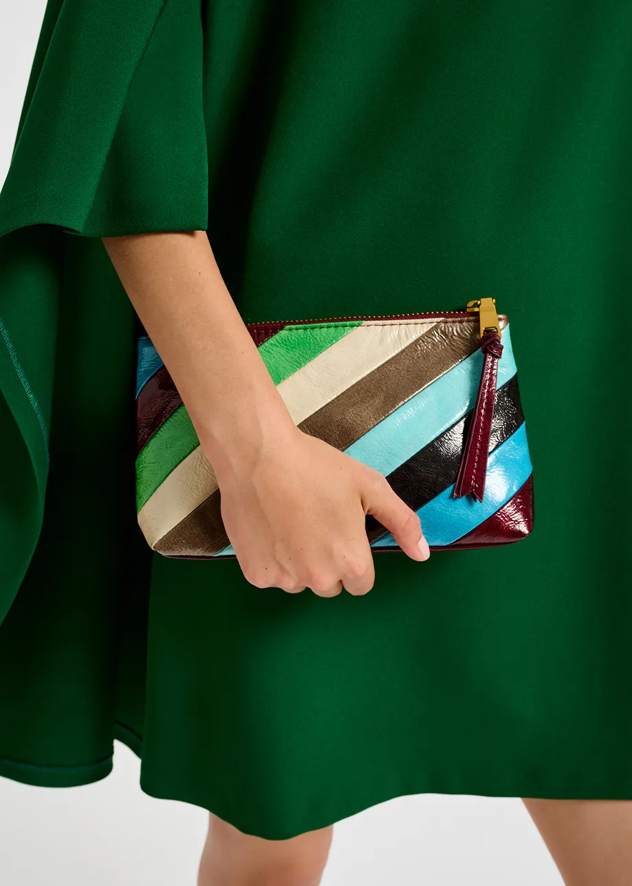 Glanzende clutch met blauwe, groene en kastanjebruine strepen