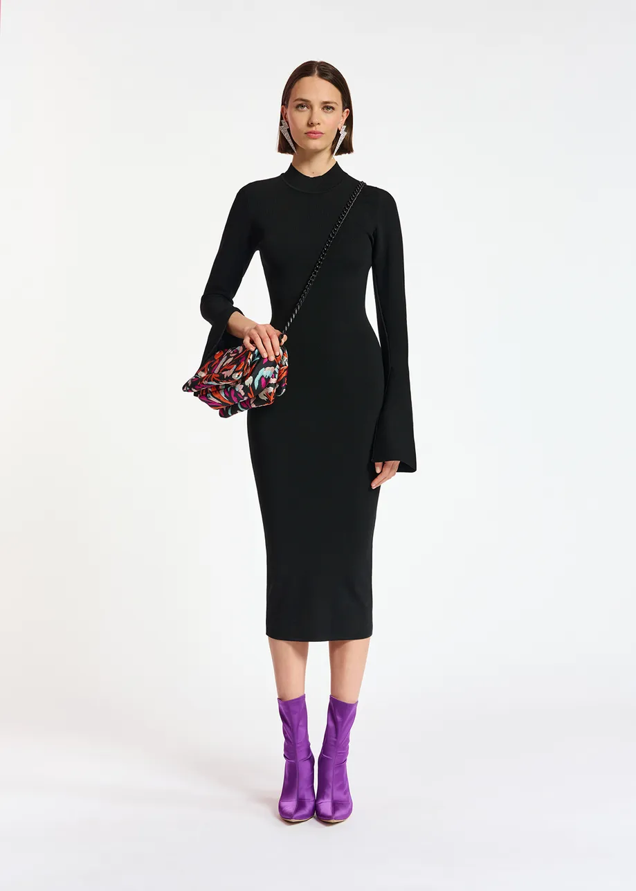 Zwarte gebreide midi-jurk met trompetmouwen
