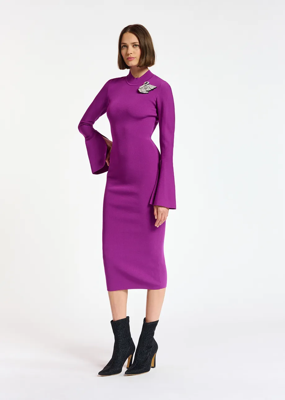 Paarse gebreide midi-jurk met trompetmouwen