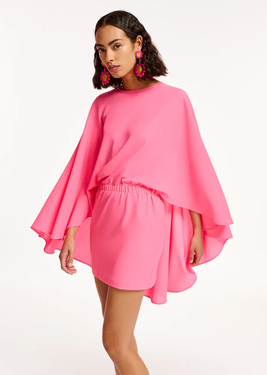 Mini-robe rose à effet cape