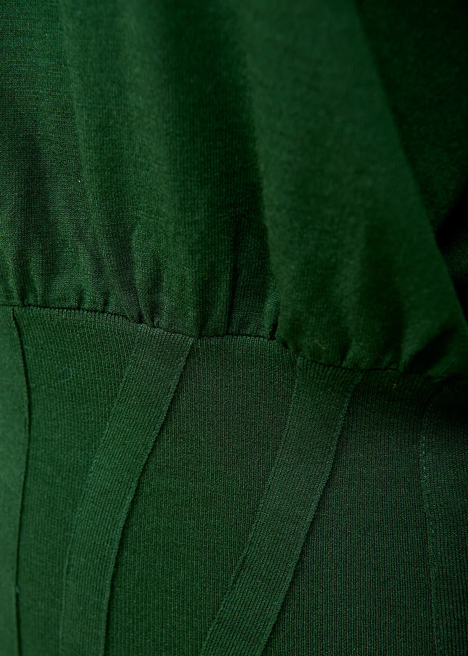 Pull vert foncé à taille cintrée