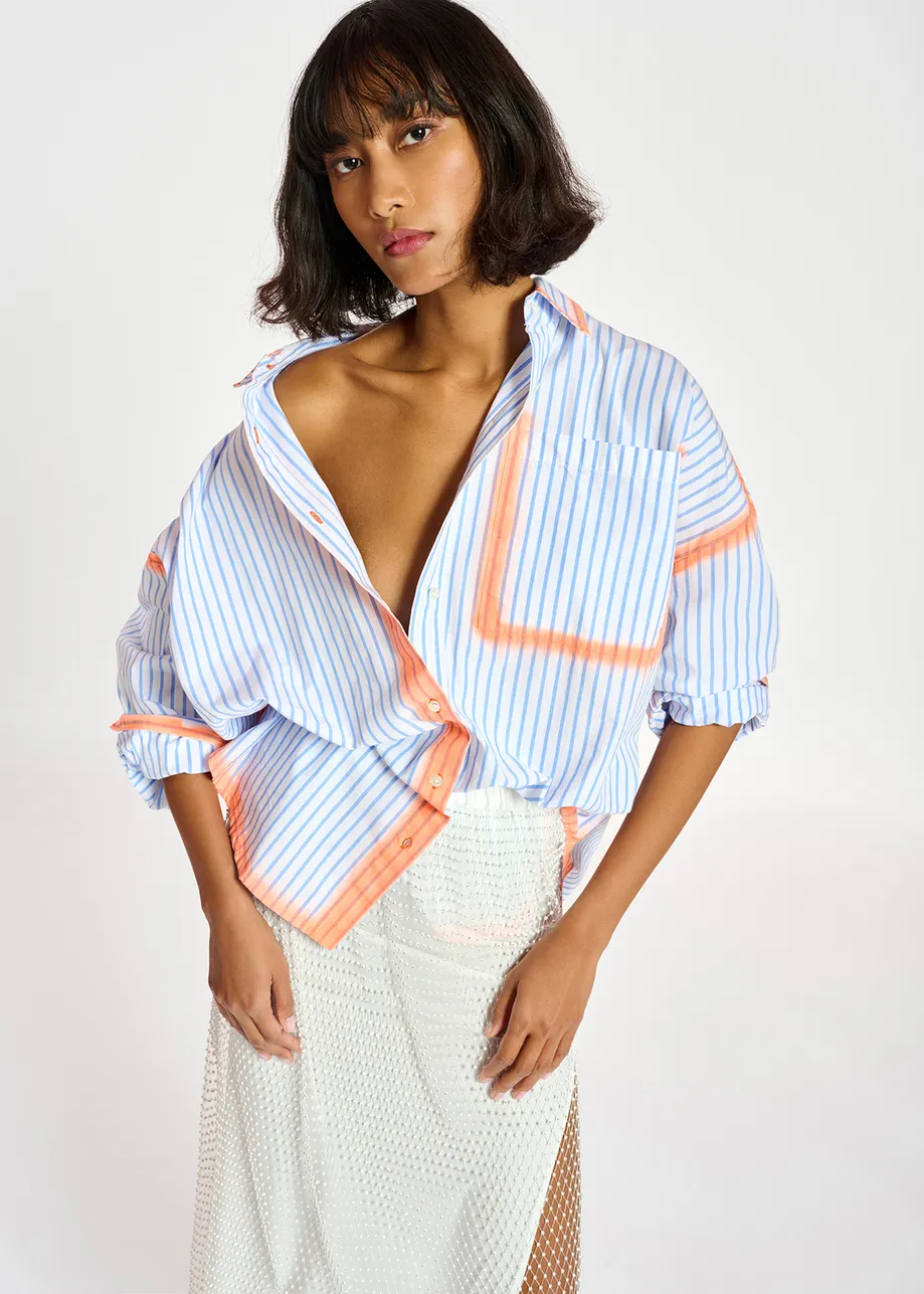 Chemise à rayures blanches et bleues à traits orange