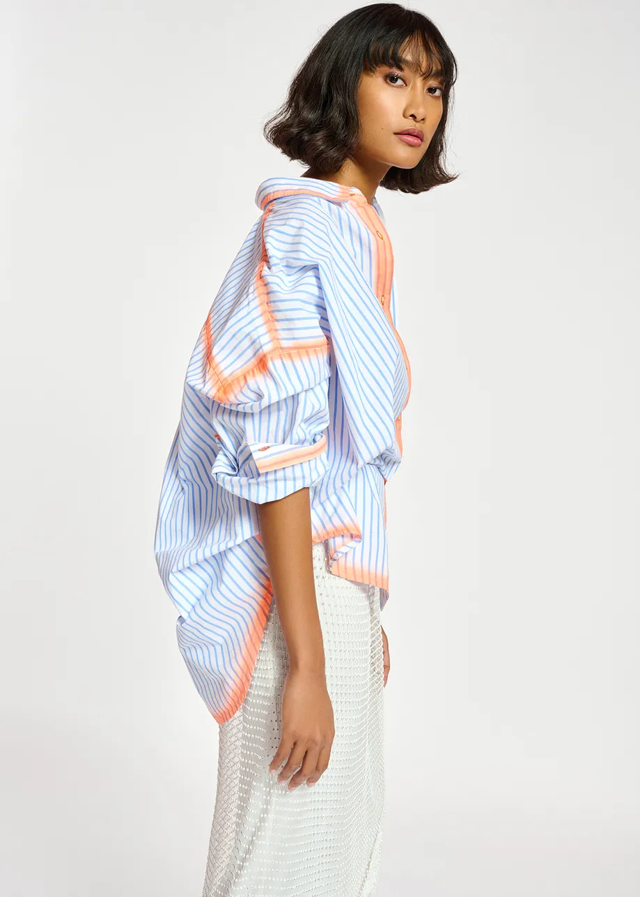 Chemise à rayures blanches et bleues à traits orange