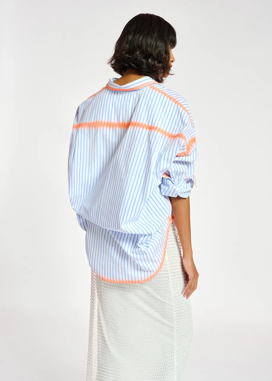 Chemise à rayures blanches et bleues à traits orange