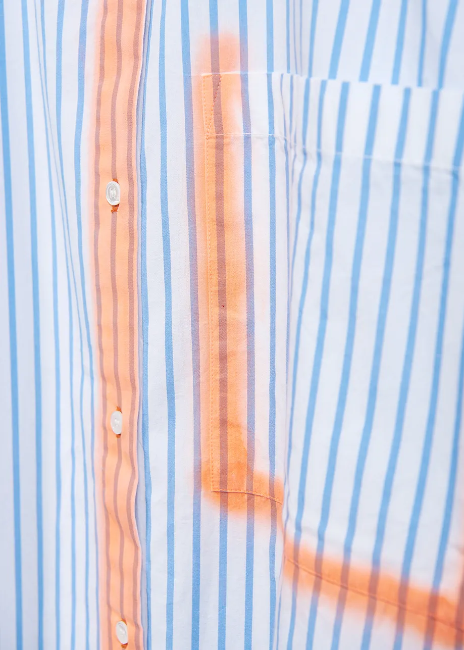 Chemise à rayures blanches et bleues à traits orange