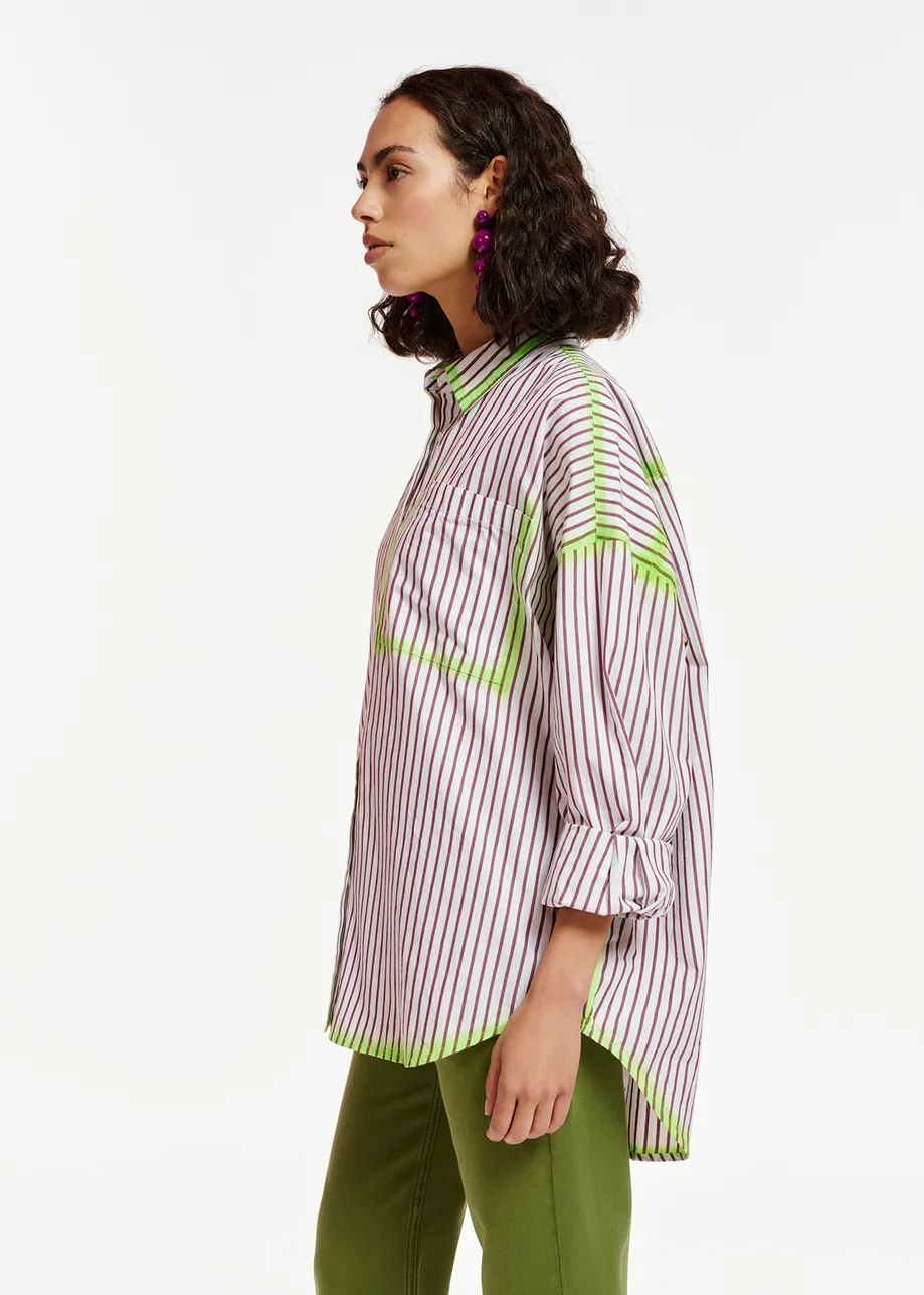 Chemise à rayures blanches et pourpres à traits vert fluo