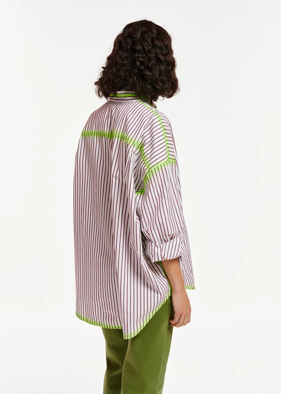 Chemise à rayures blanches et pourpres à traits vert fluo
