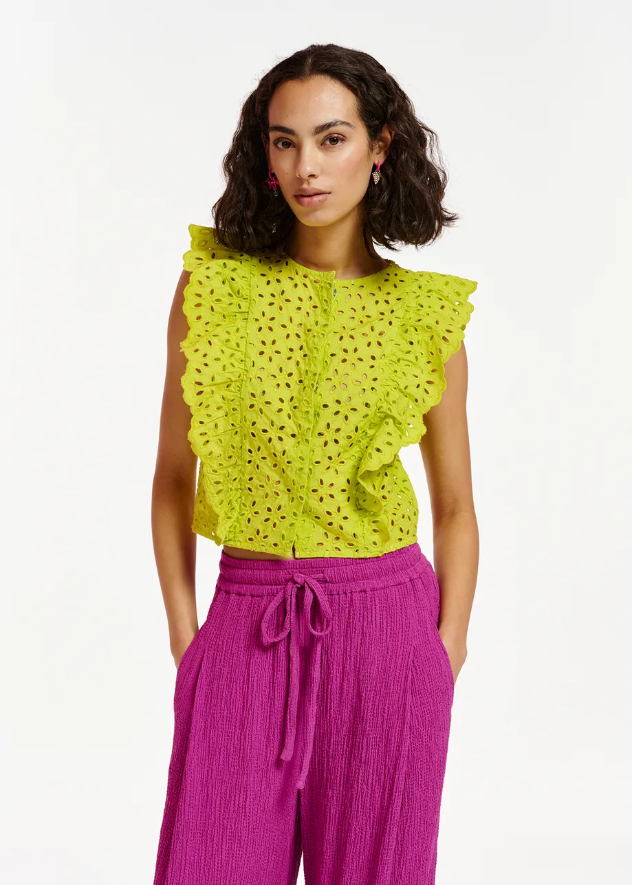 Limoengroene top met broderie anglaise