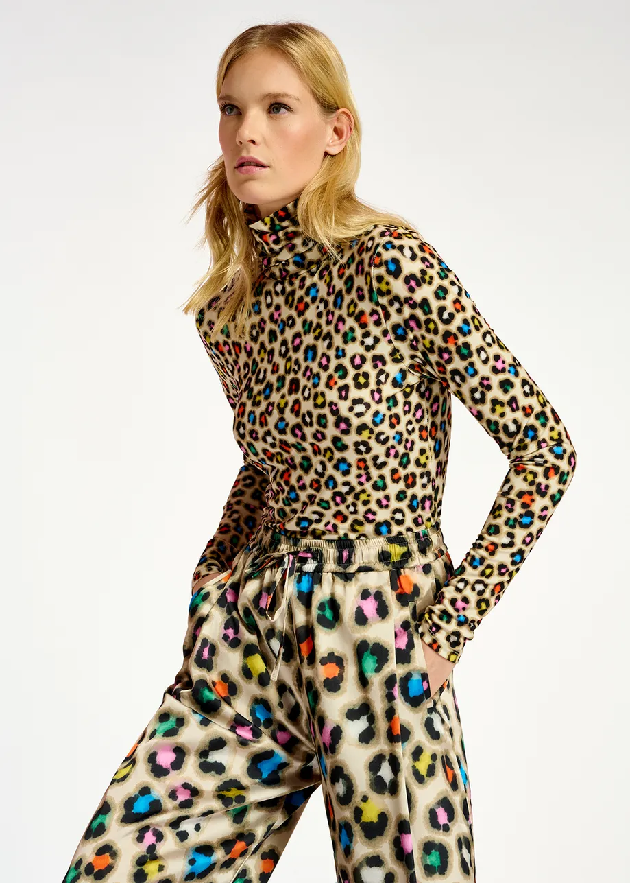 Top à col roulé beige avec imprimé léopard multicolore