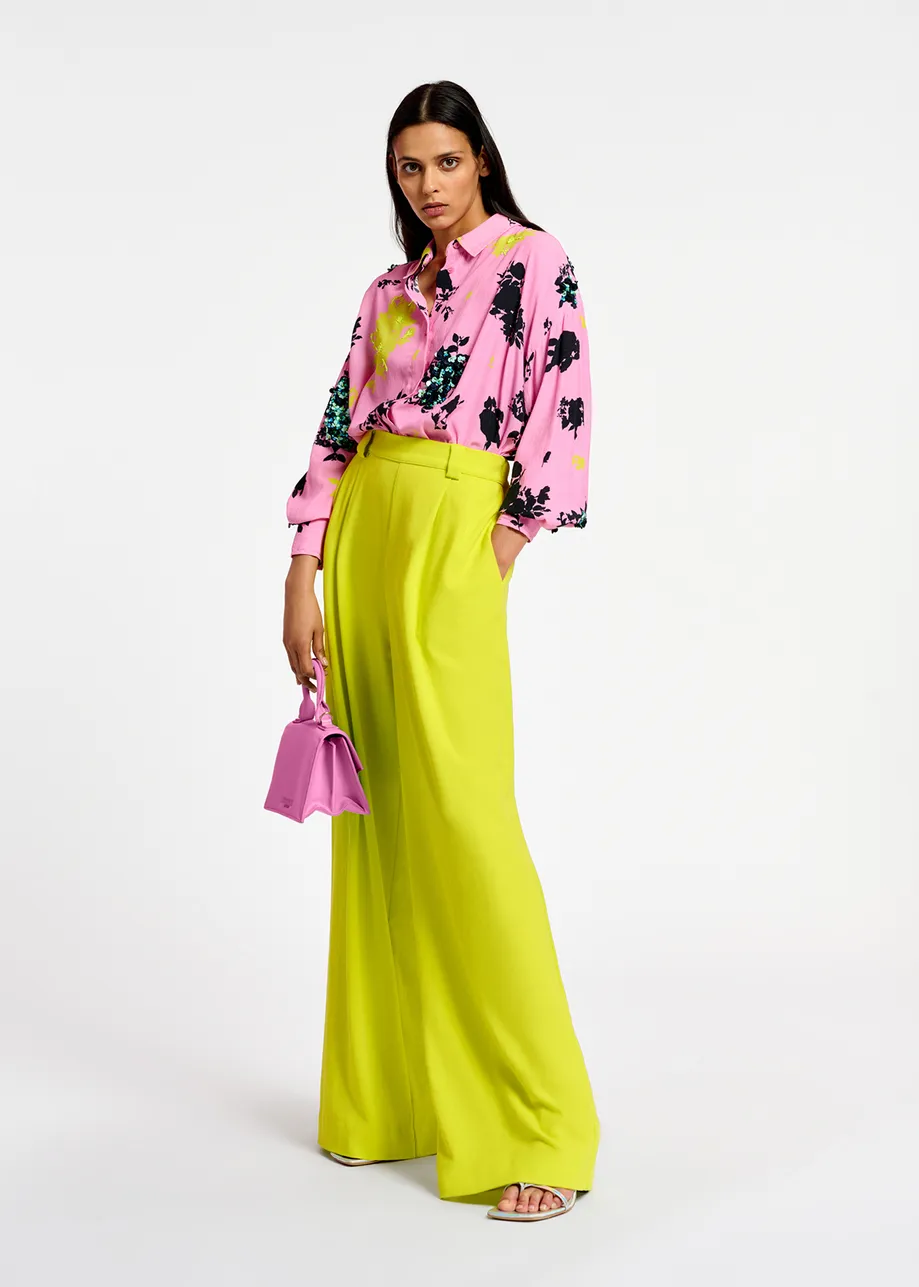 Chemise à imprimé fleuri rose, noir et jaune