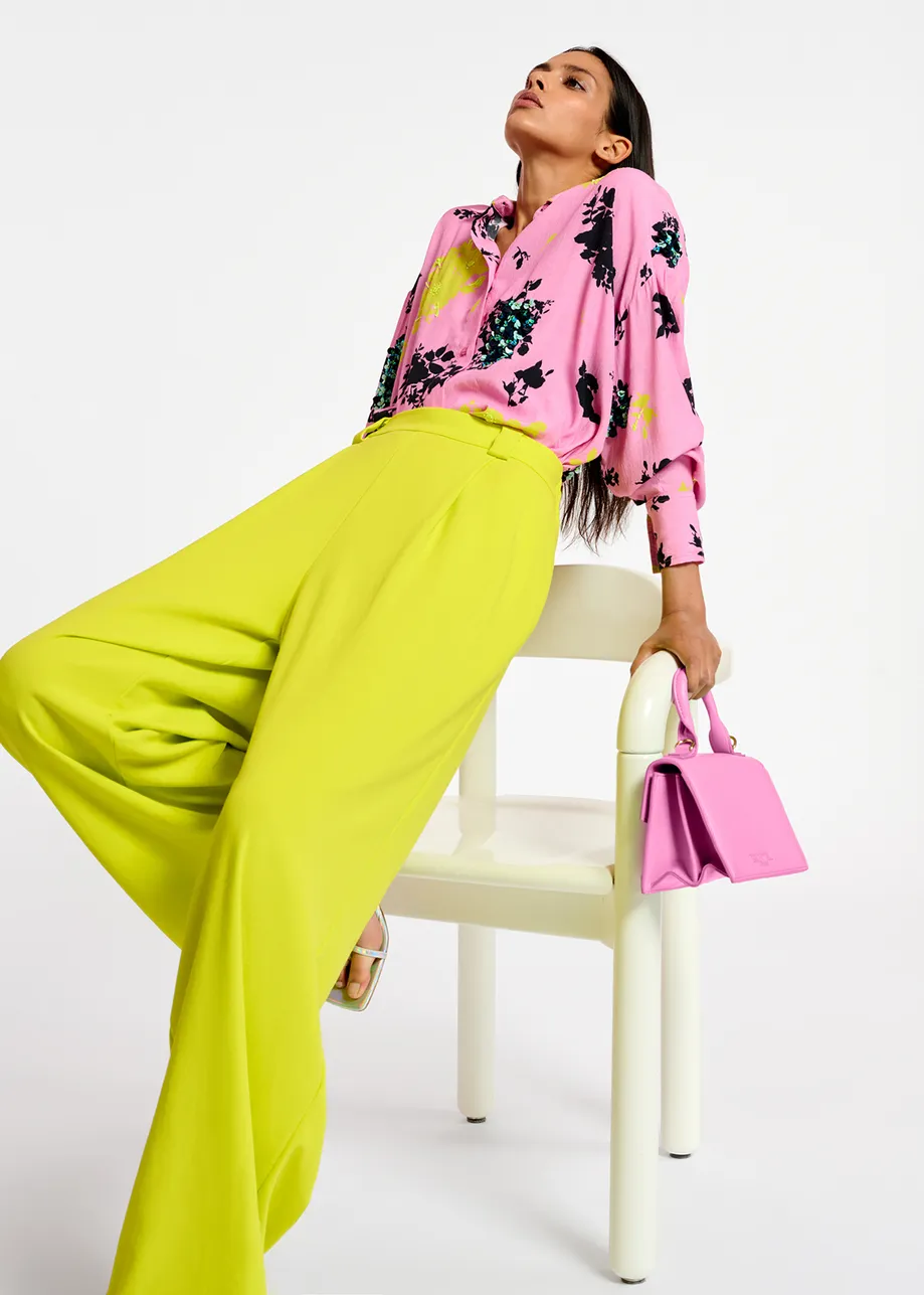 Chemise à imprimé fleuri rose, noir et jaune
