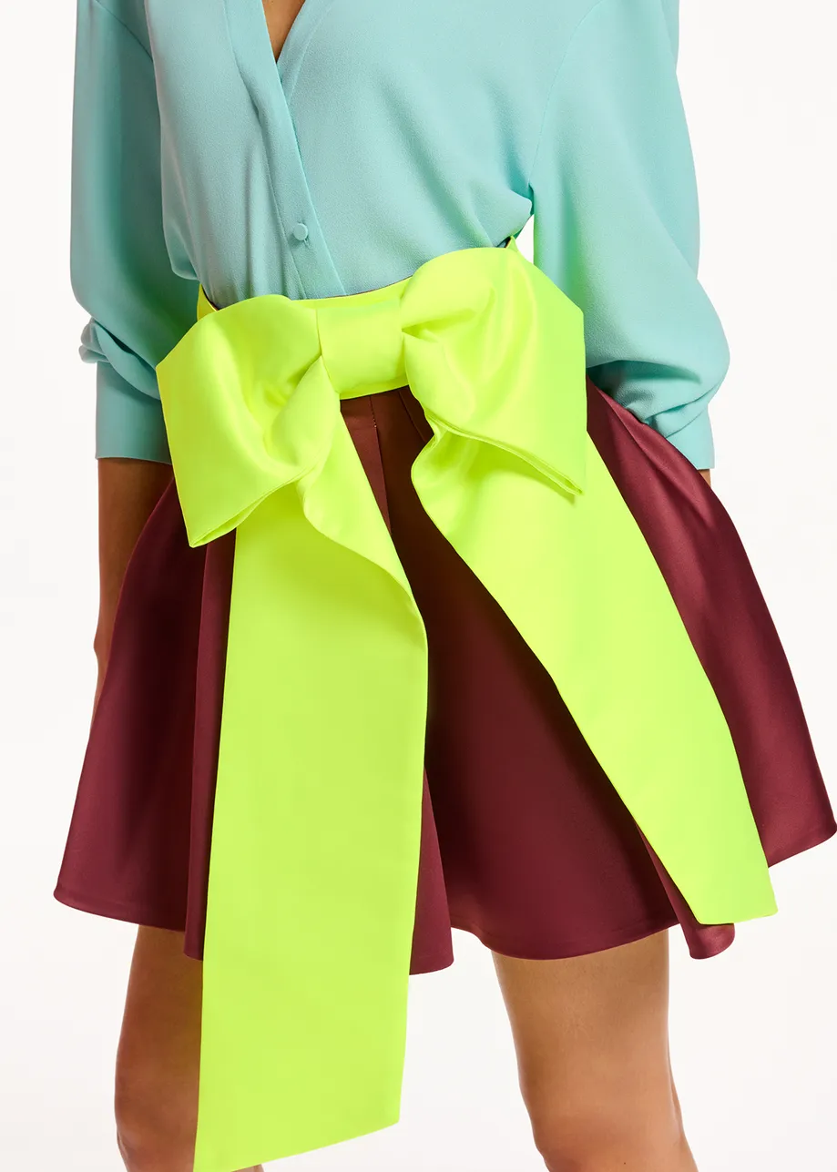 Mini-jupe bordeaux avec nœud jaune fluo