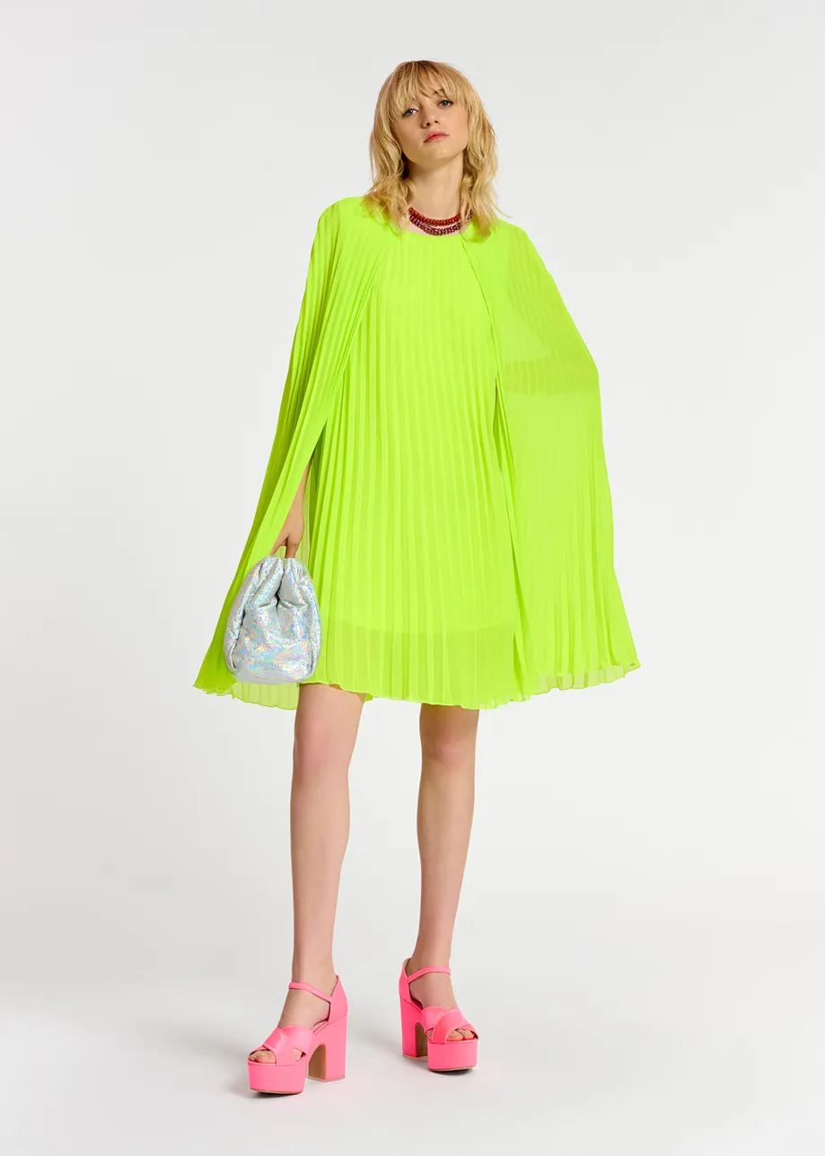 Fluogele geplisseerde mini-jurk met cape