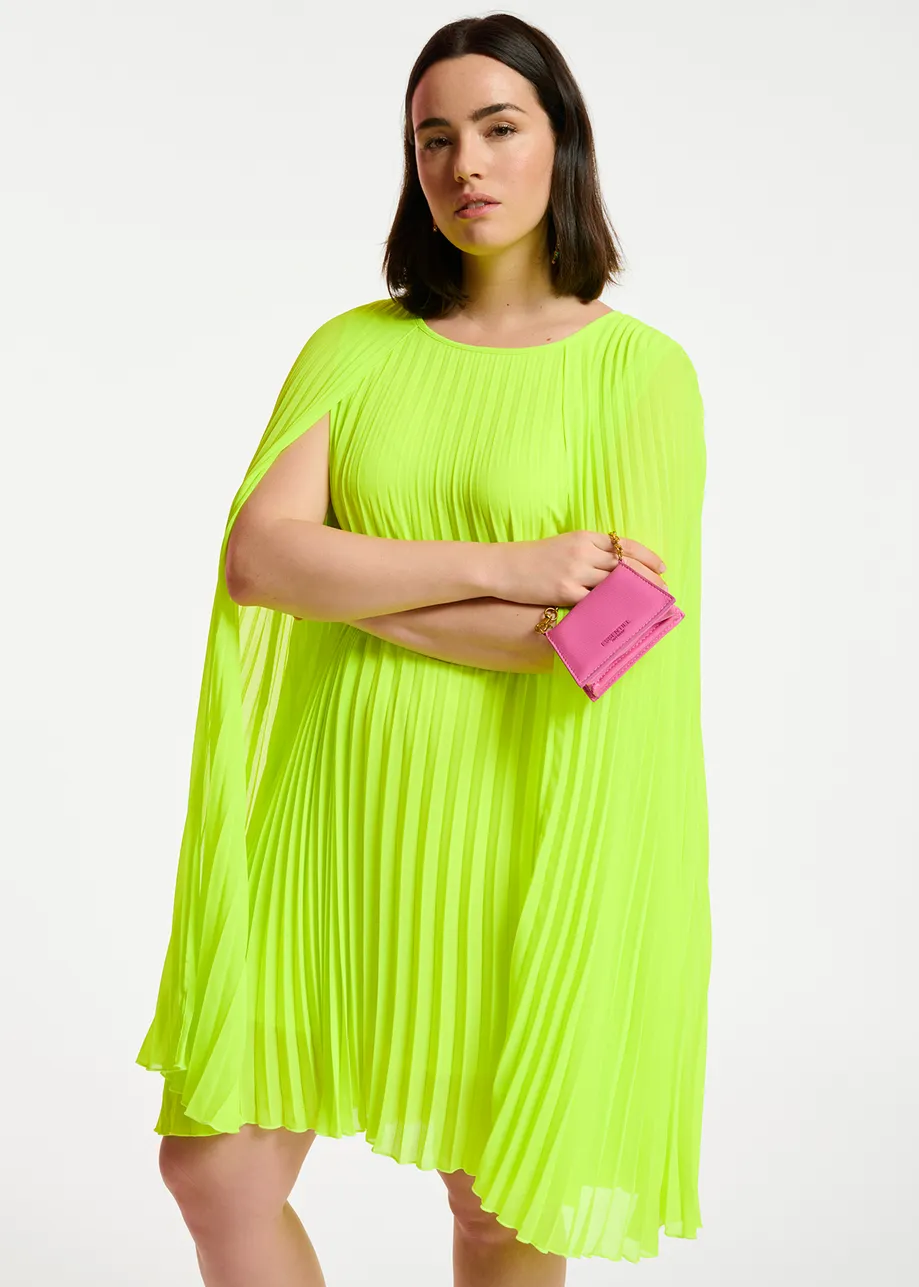 Fluogele geplisseerde mini-jurk met cape