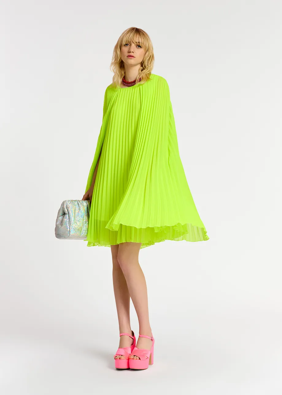 Fluogele geplisseerde mini-jurk met cape