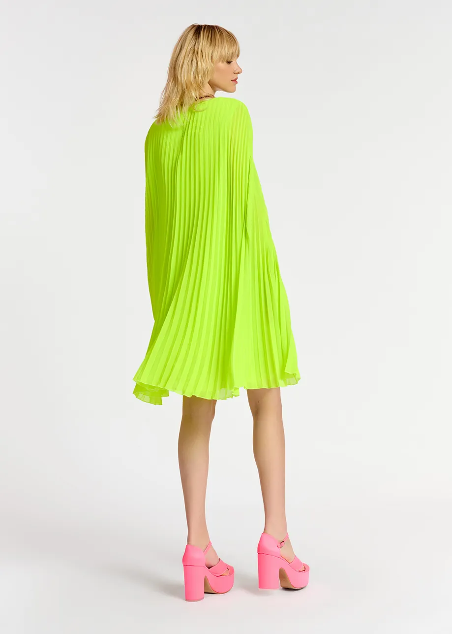 Fluogele geplisseerde mini-jurk met cape