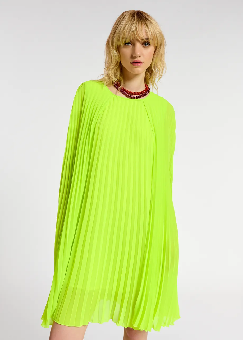 Fluogele geplisseerde mini-jurk met cape