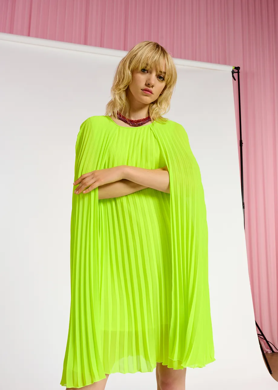 Fluogele geplisseerde mini-jurk met cape