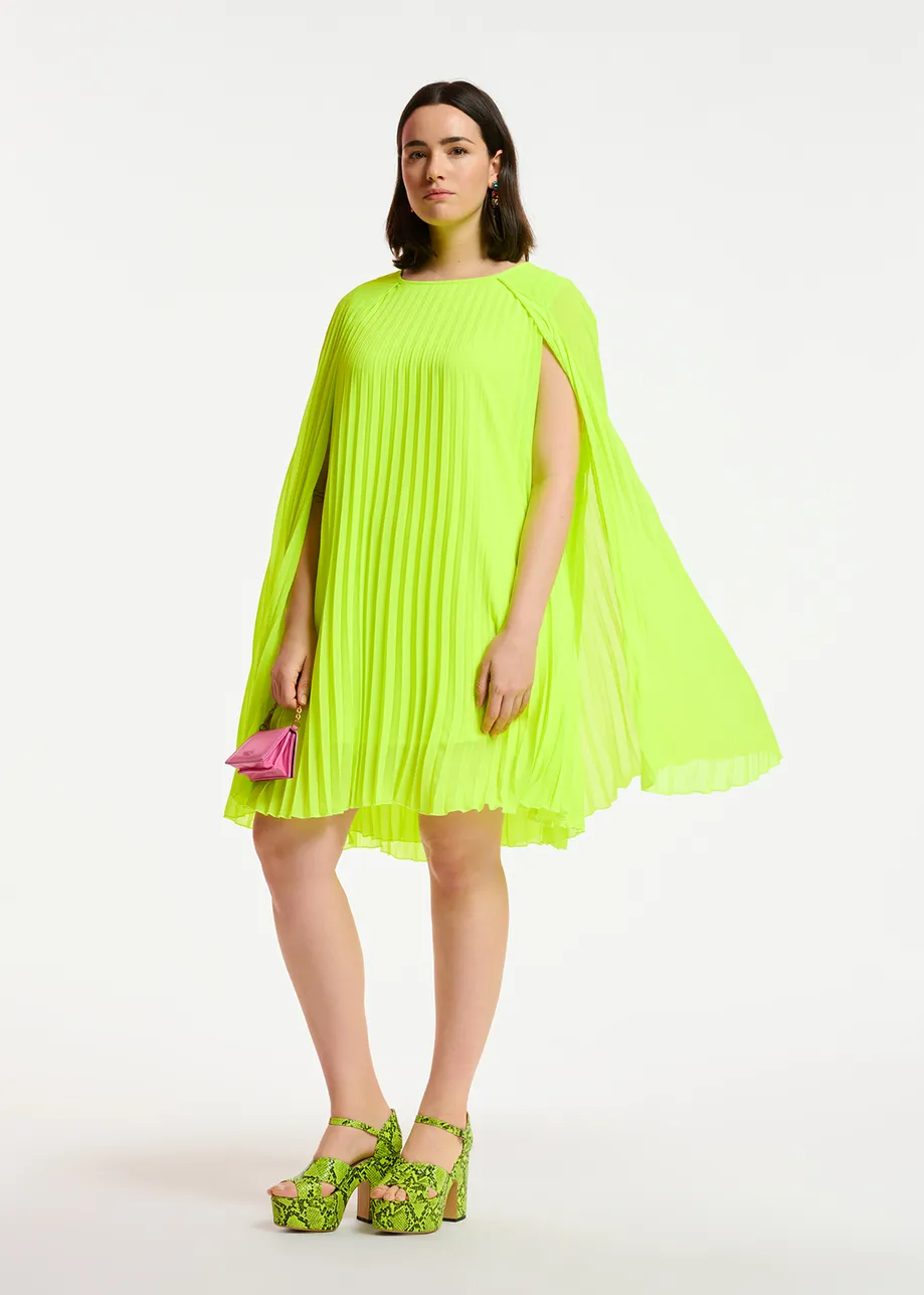 Fluogele geplisseerde mini-jurk met cape