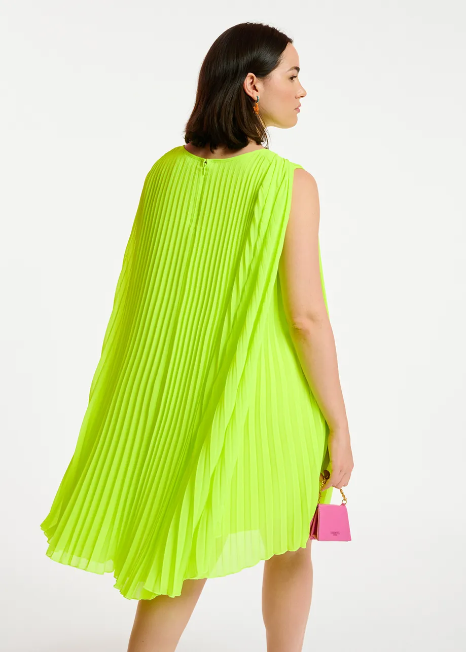 Fluogele geplisseerde mini-jurk met cape
