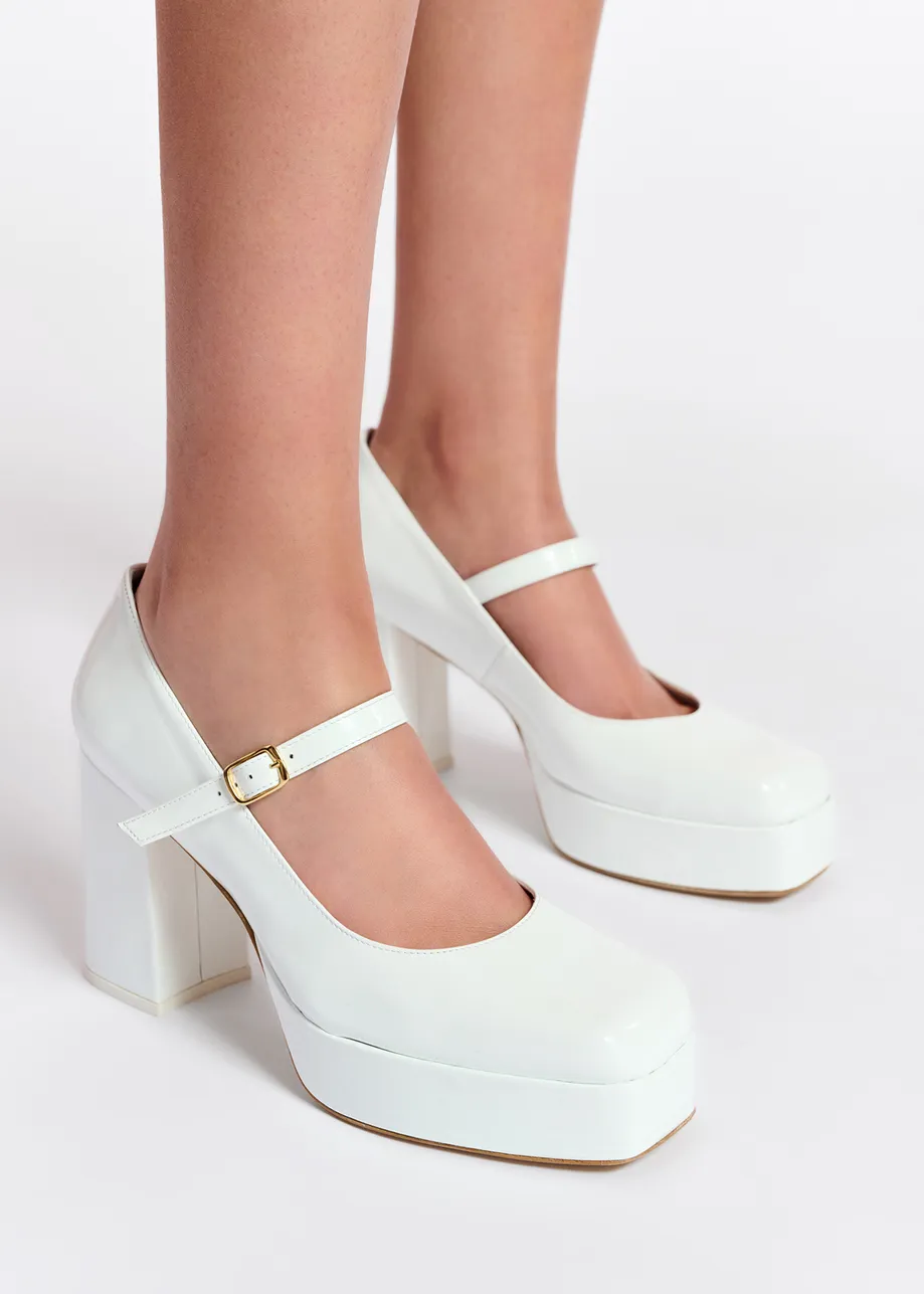 Witte plateaupumps van gepatenteerd leer