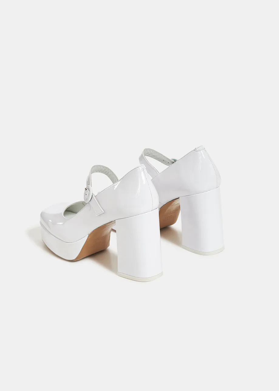 Witte plateaupumps van gepatenteerd leer