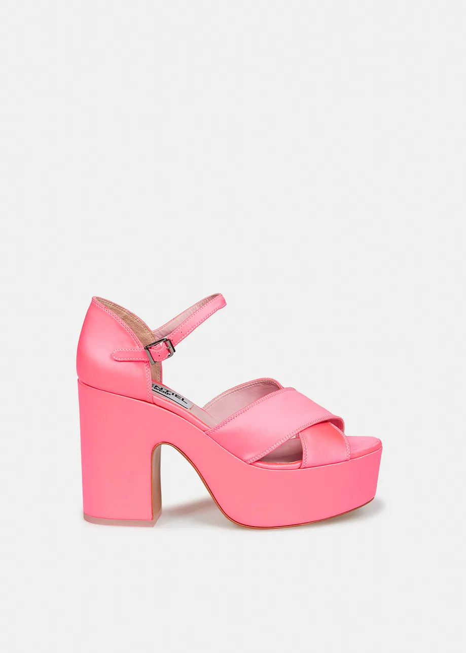 Neonpinke Plateau-Sandalen aus Satin