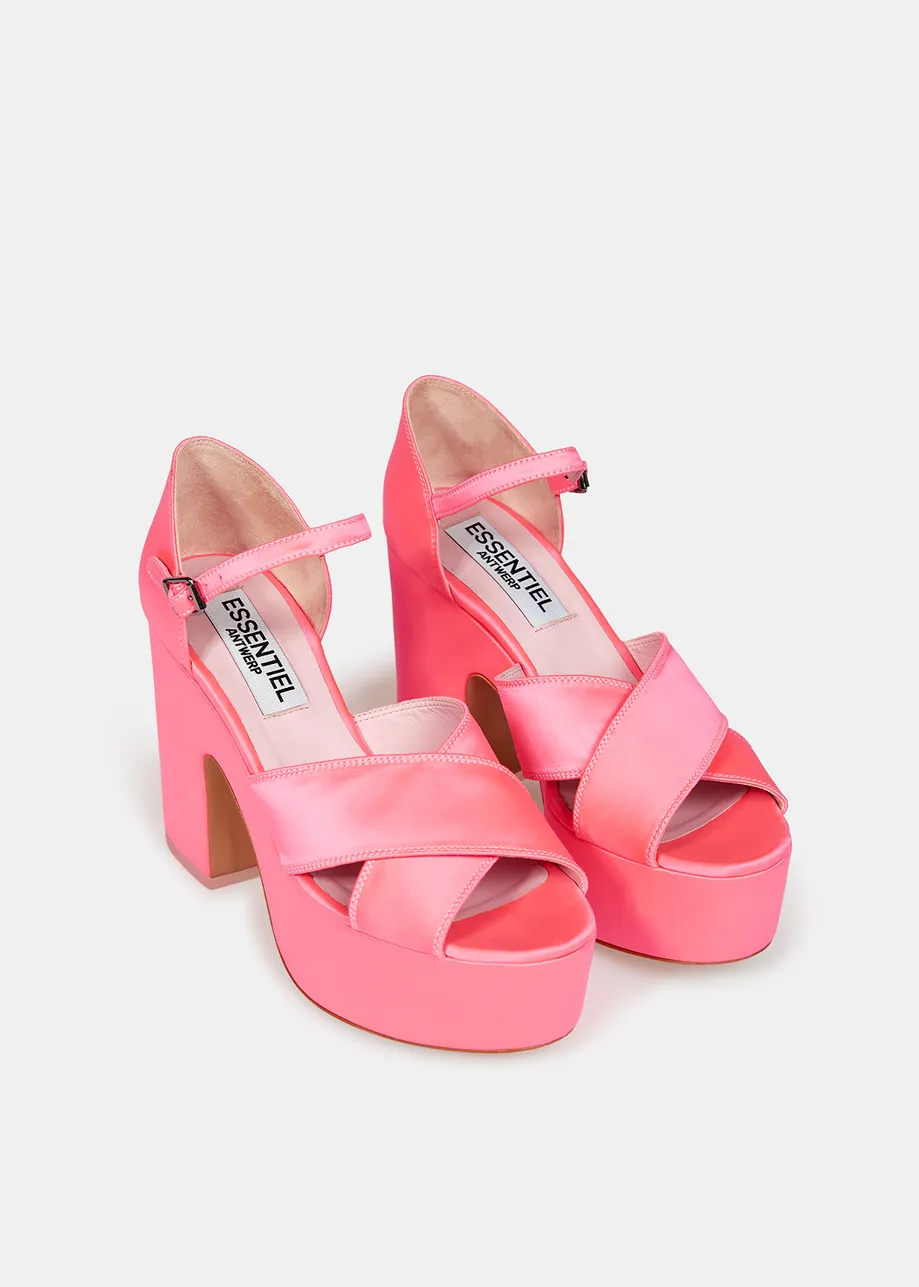Neonpinke Plateau-Sandalen aus Satin