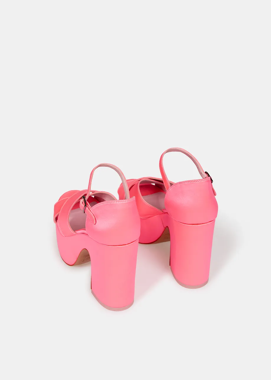 Neonpinke Plateau-Sandalen aus Satin