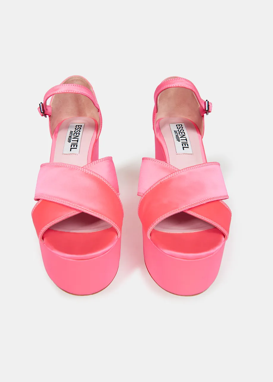 Neonpinke Plateau-Sandalen aus Satin