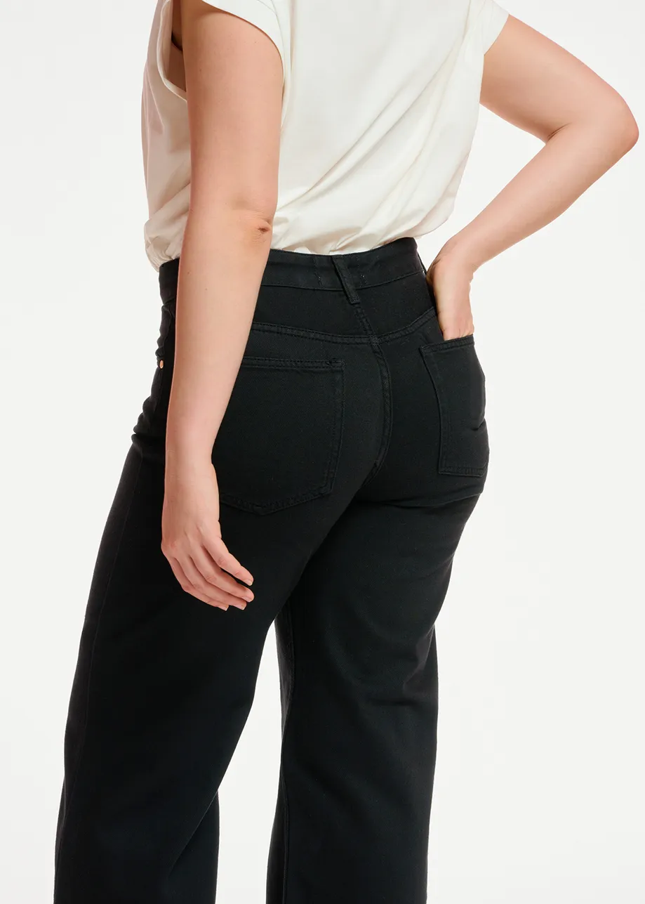 Jean noir à jambes droites