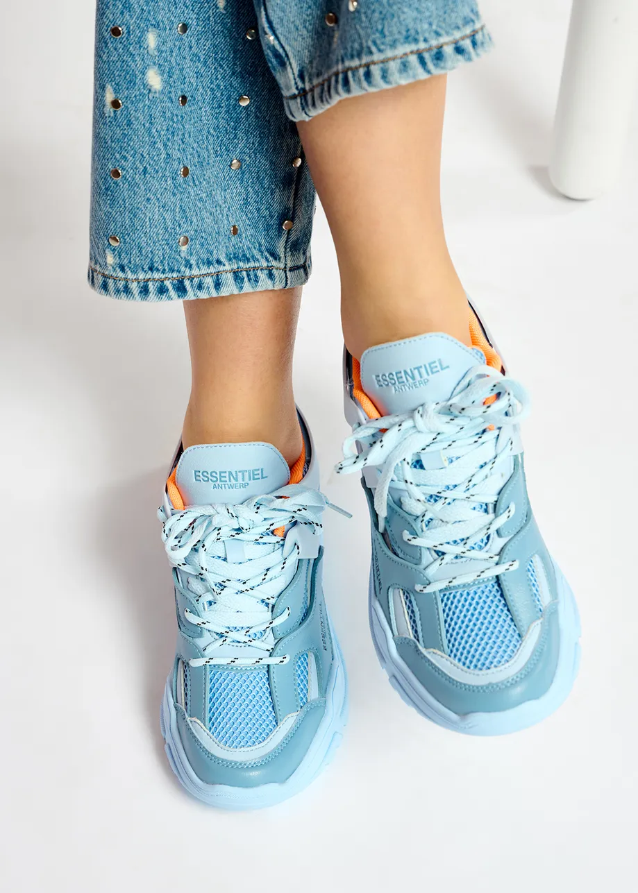 Lichtblauwe sneakers met chunky zool